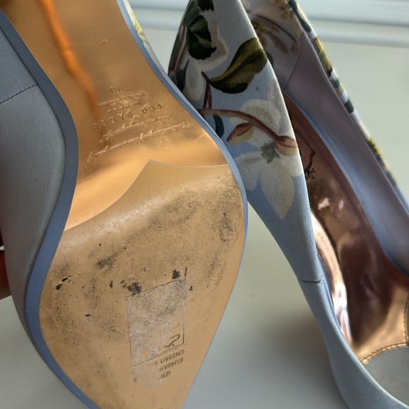 Women's Izbelip Floral Pointed-Toe Pumps - Picture 4 of 4